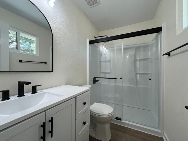 Building Photo - JUST RENOVATED 4/2.5 IN GREAT LEANDER LOCA...