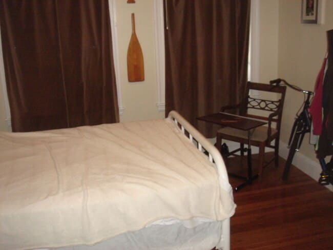 Building Photo - NO FEE 2 Bed split for 6/1 on Green line  Heat Hw inc Students ok August 1