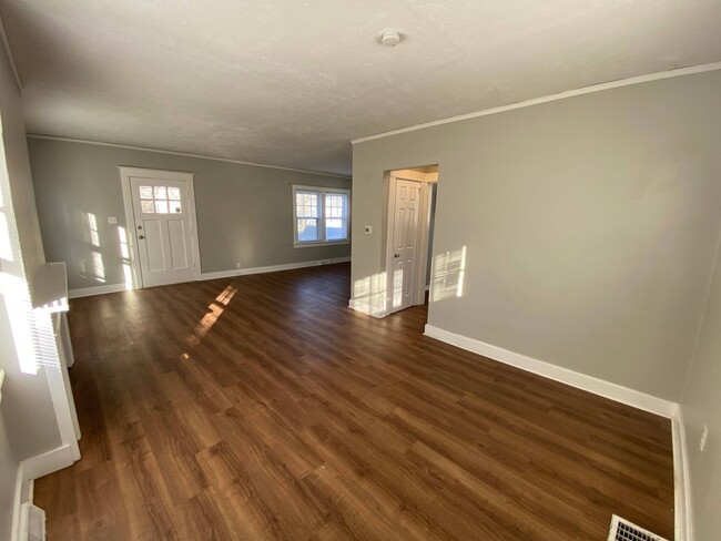 Building Photo - Beautifully Remodeled Single-Family Home i...