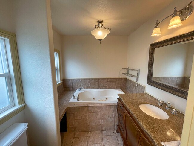 Building Photo - Pet-friendly Home located in sunny Ridgewood
