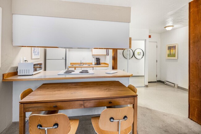 Building Photo - Downtown Anchorage Two Bedroom Two Bath (102)