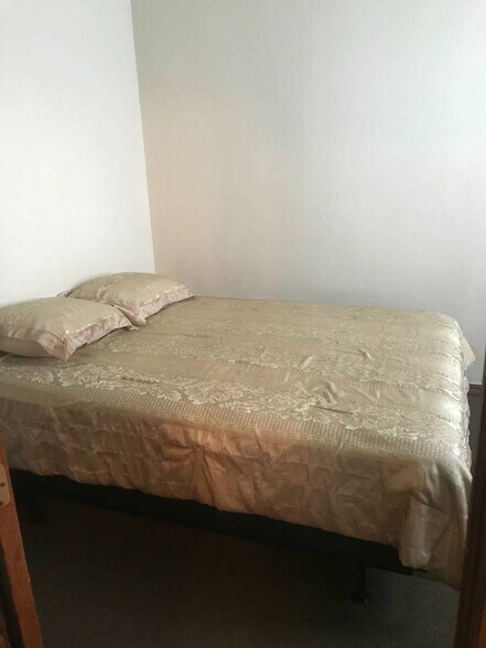 Building Photo - 1001 E Carson St