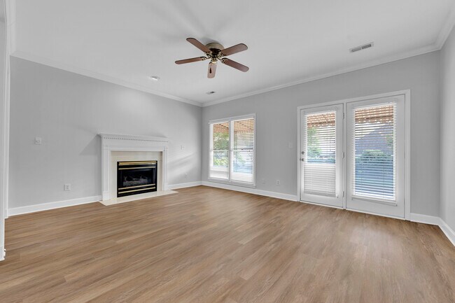 Building Photo - 310 Willow Crest Ln