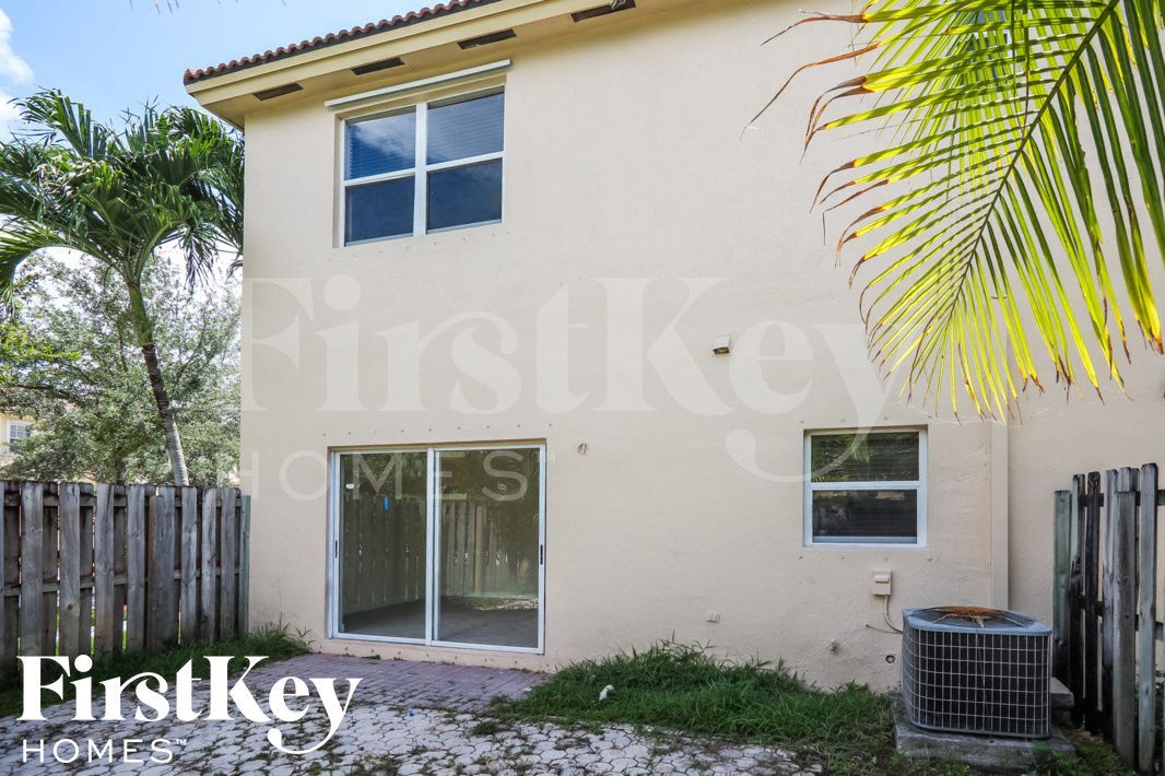 Building Photo - 2412 NE 41st Pl