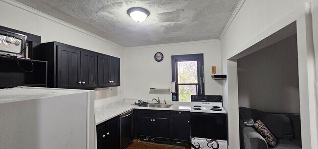 Building Photo - 882 Locust Dr