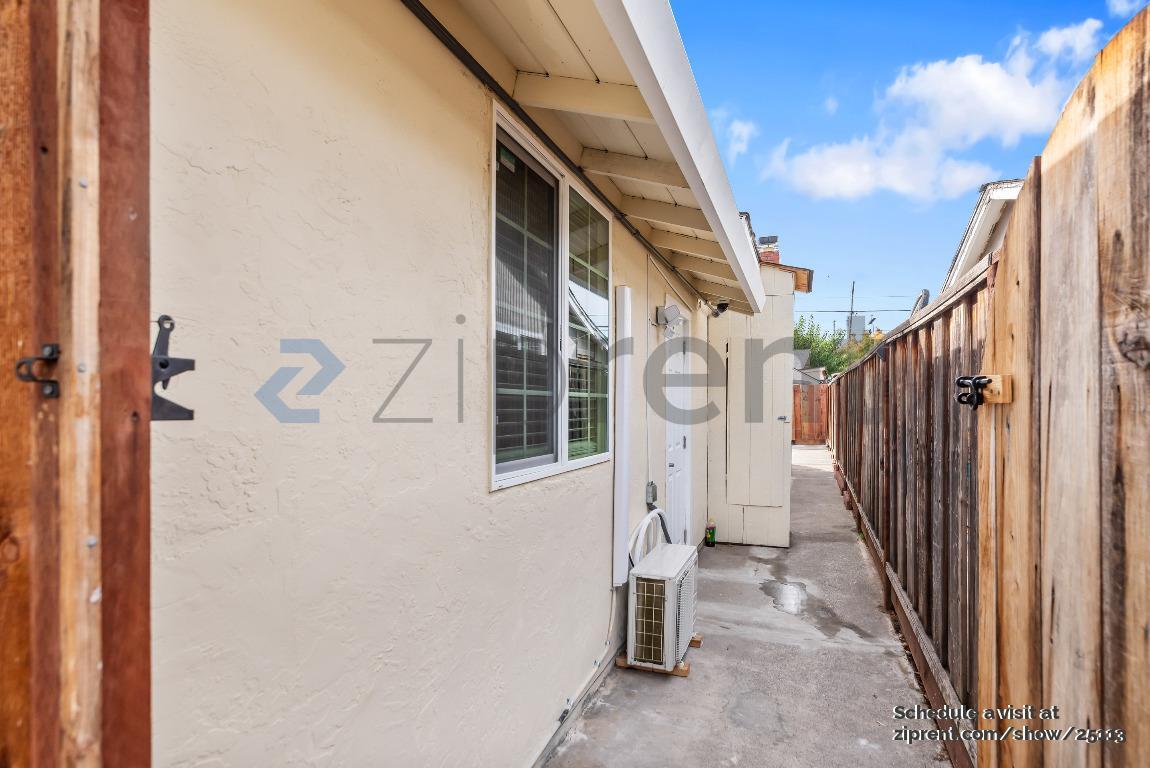 Building Photo - Unit C