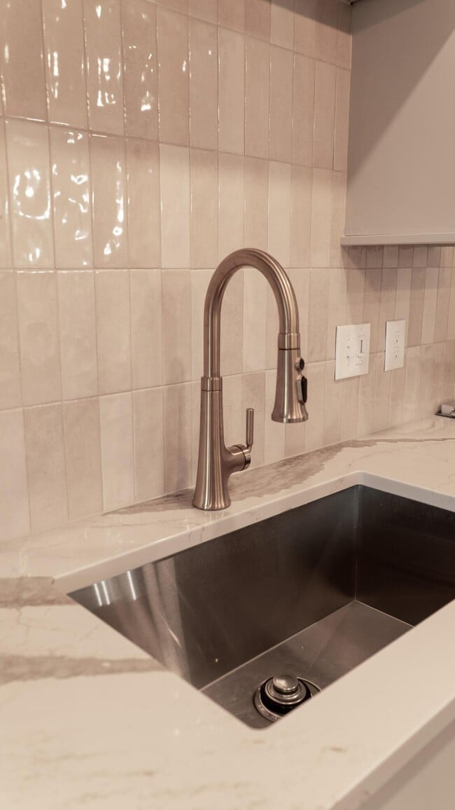 Building Photo - 6633 Dale Dr