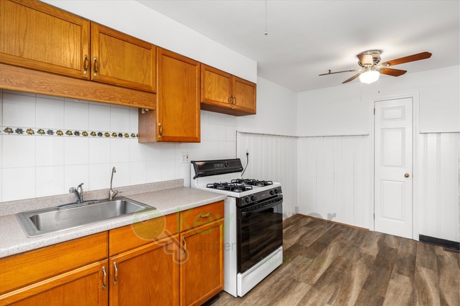 Building Photo - Bright 2BR/1BA Apartment with Private Entr...