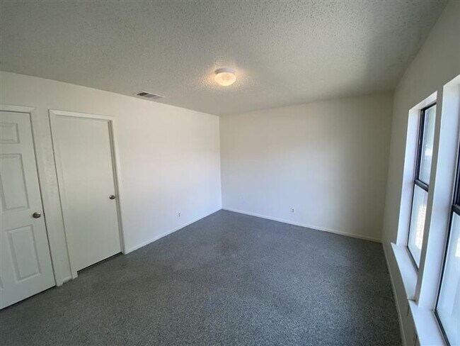 Building Photo - GREAT 2/2/1 DUPLEX