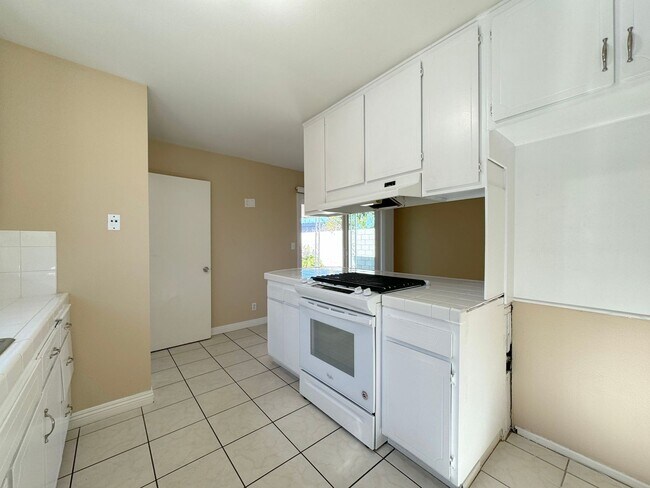 Building Photo - Single Story 3Bed Interior Location Large Yard