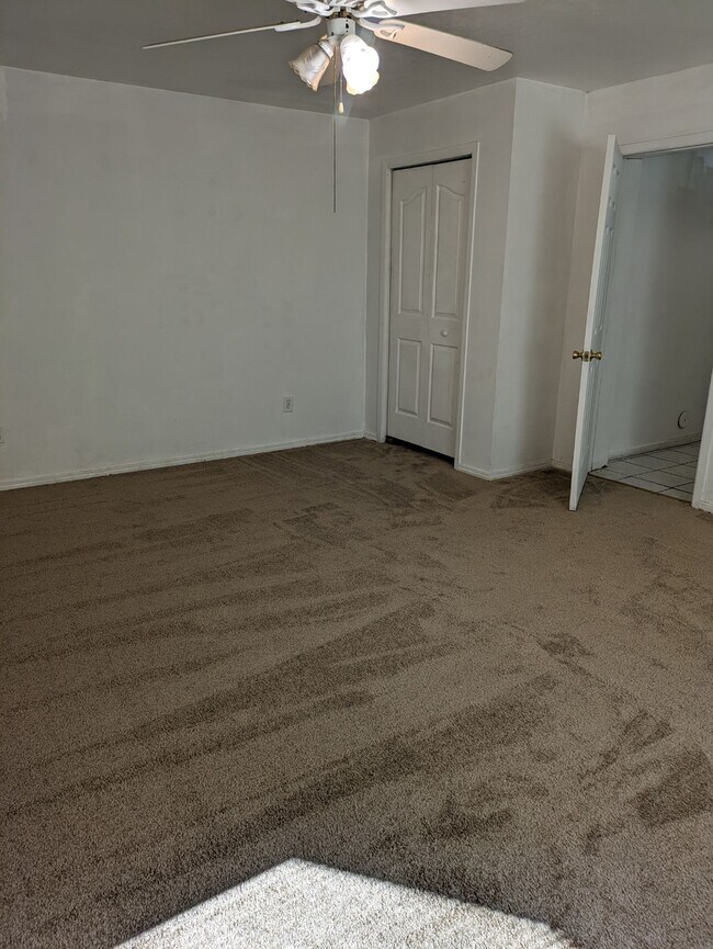 Building Photo - 809 Cherokee Ln