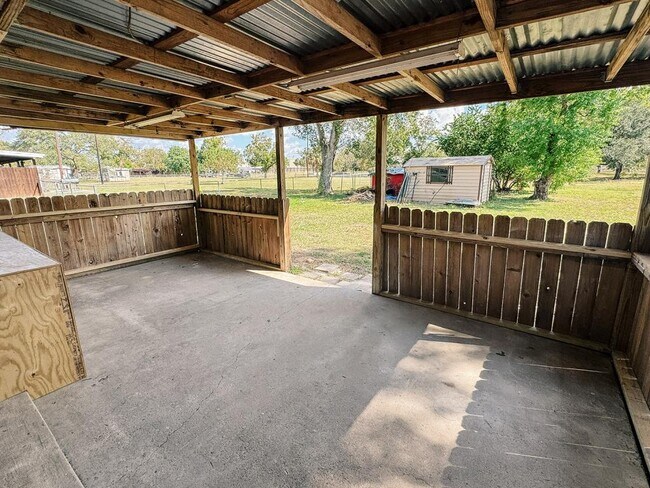 Building Photo - 305 Larkspur St