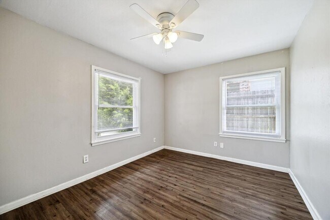 Building Photo - 1147 Du Barry Ln