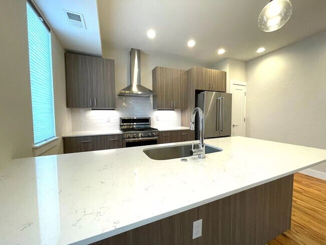 Building Photo - 2 Bedroom 2 Full Bathrooms and 2 Half Bath...