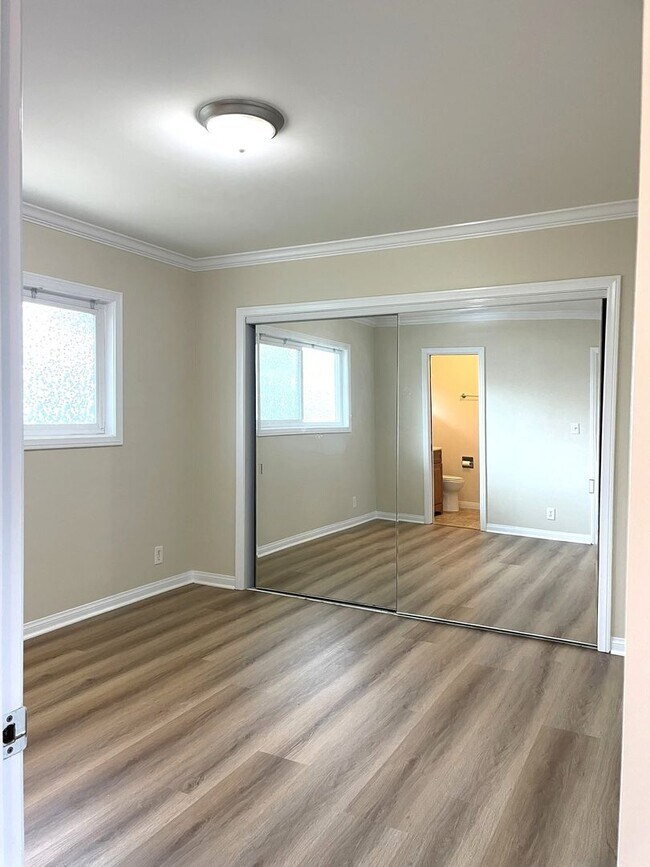 Building Photo - 437