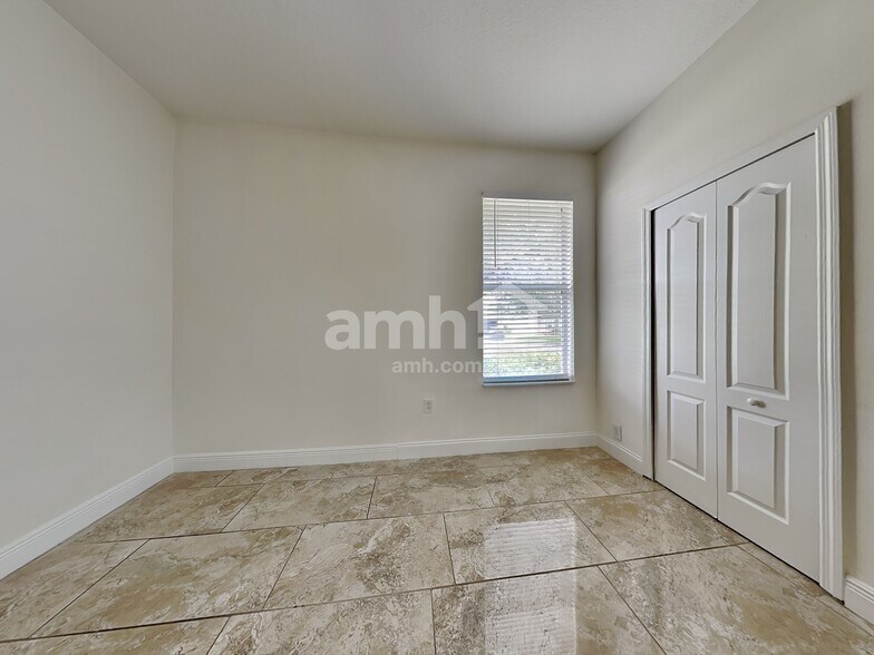 Building Photo - 802 Lesa Glen Pl