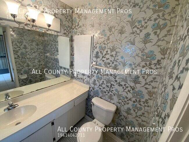 Building Photo - 7060 W Country Club Dr N