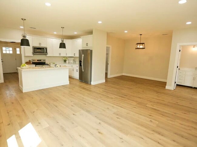 Building Photo - 140 Birch Crk Ln