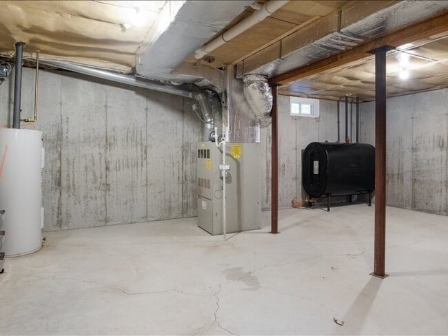 Building Photo - 37 Forest Rd