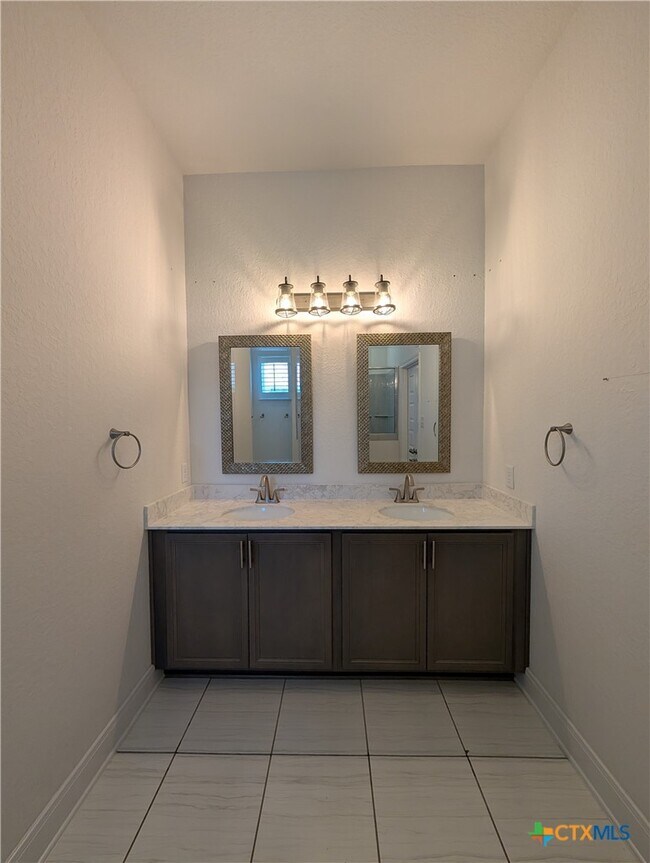 Building Photo - 2935 Aller
