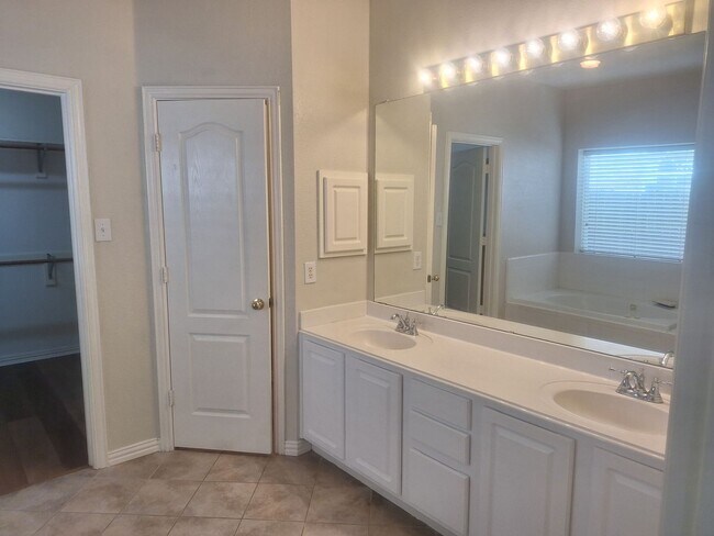 Building Photo - 5BR Fannin Farms Home with Dual Primary Suites & Pool