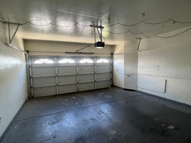 Building Photo - Stylish 2-Bed Townhome with Loft & Dual Pr...