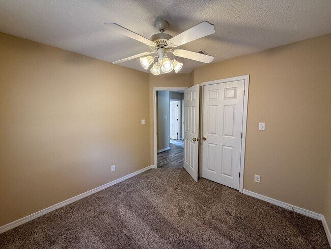 Building Photo - 3 Bedroom 2 Bath Brick Home in Milton!