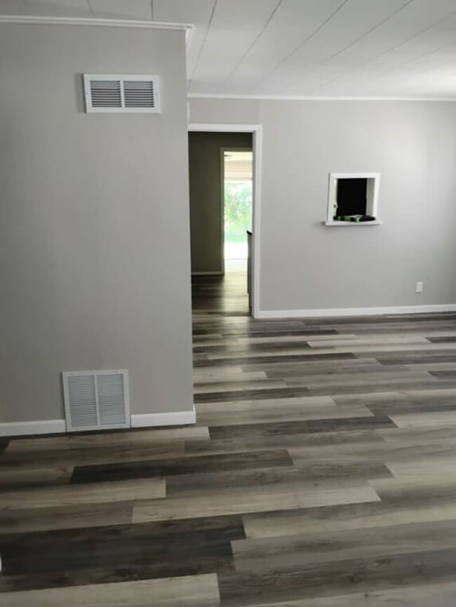 Building Photo - 4 Bedroom 1 Bath Home