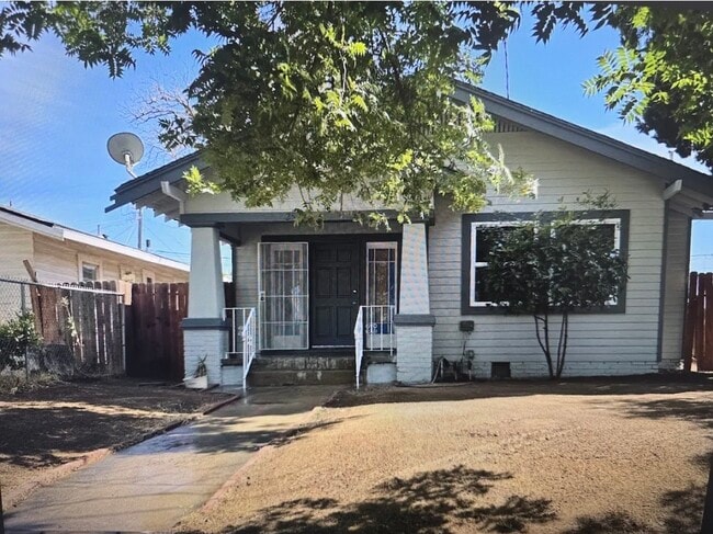 Primary Photo - 2516 E Clay Ave