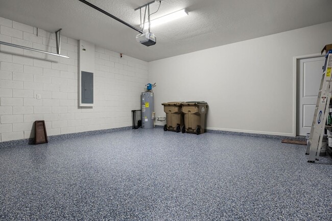 Building Photo - Luxury Living for Lease – 5BR Home with Of...