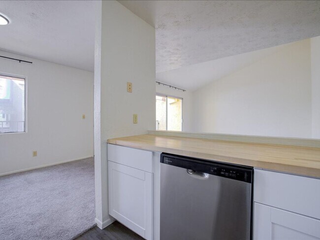 Building Photo - 2 Bedroom, 2 Bathroom with Community Pool!