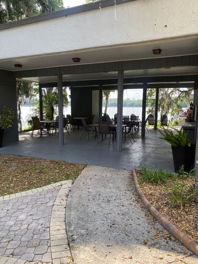 Building Photo - Beautiful Lakefront Condo!