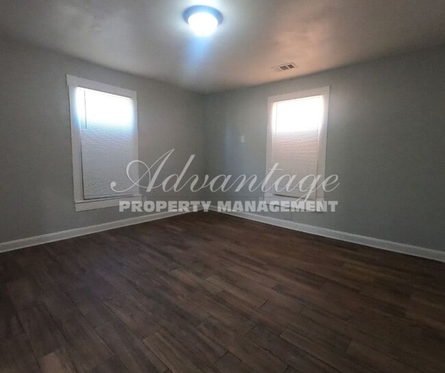 Building Photo - Cozy & Comfortable Newly Renovated 3 Bedro...