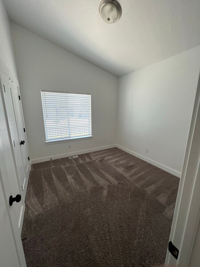 Building Photo - 337 E 170 N