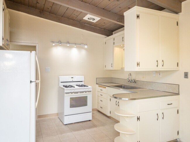 Building Photo - 2BR/1BA Shared Garage + W/D + Deck PROGRES...