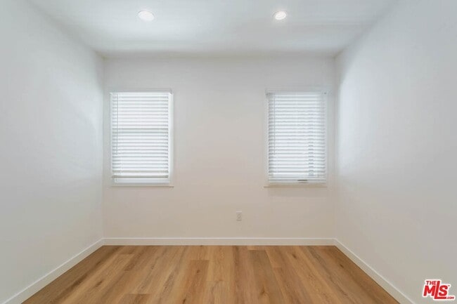 Building Photo - 815 W Glenoaks Blvd