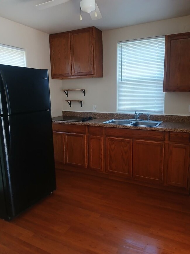 Building Photo - Cozy ~  2-bedroom, 1-bathroom house