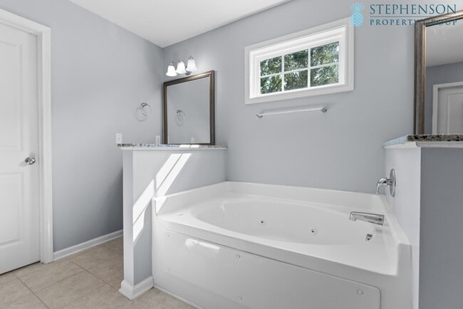 Building Photo - Remodeled and Ready!