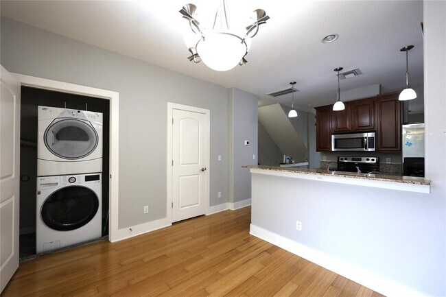 Building Photo - 13420 LYNDHURST St