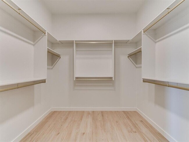 Building Photo - 605 N Idaho Ave