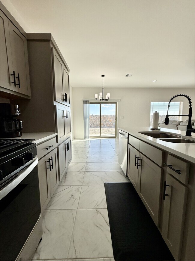 Building Photo - 15052 Destination Ave