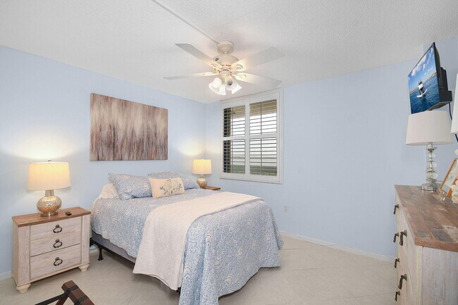 Building Photo - 9940 S Ocean Dr