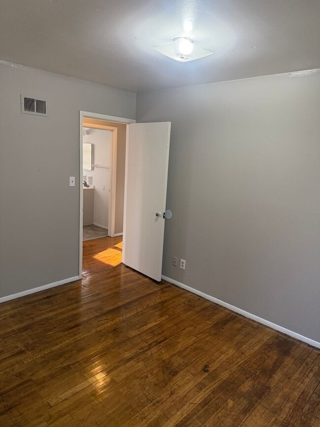 Building Photo - Single family 3 bedroom home Thurston Woods Area. On the bus line