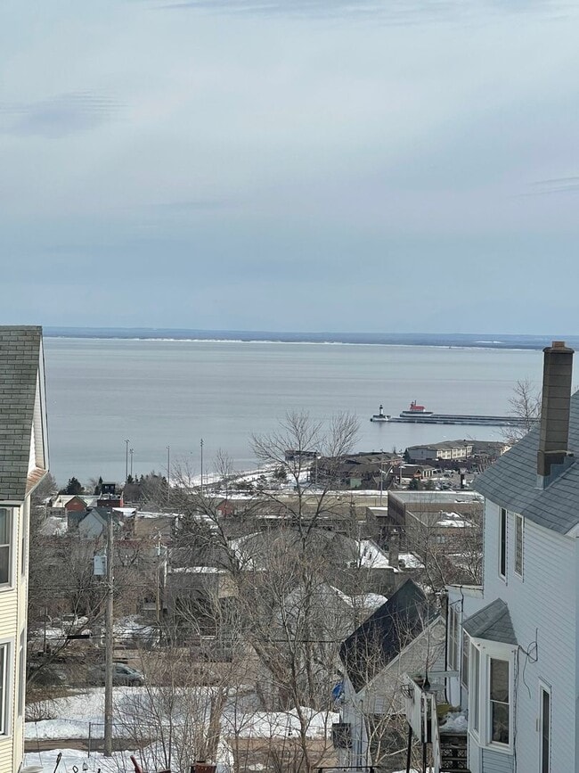 Building Photo - AVAILABLE JUNE - Remodeled 3 Bed 1.5 Bath Central Hillside Home