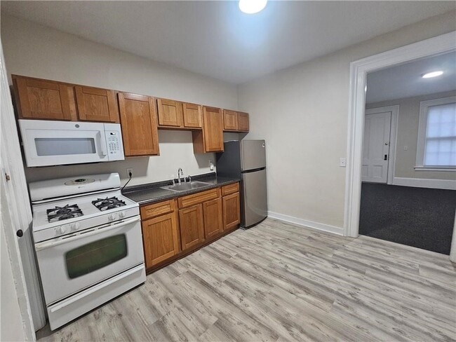 Building Photo - 44 Park Ave