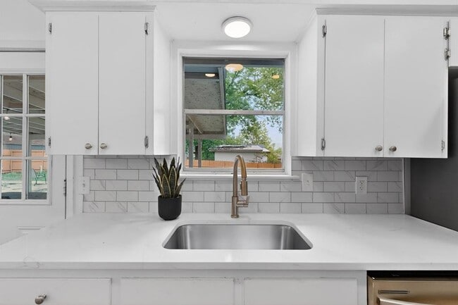 Building Photo - 9807 Dallum Dr
