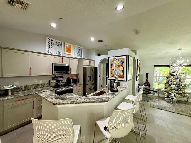 Building Photo - Spacious updated 4/2/2 Home Centrally Located in PSL!