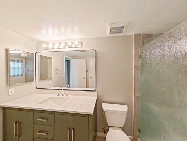 Building Photo - 617 E Avenida San Juan