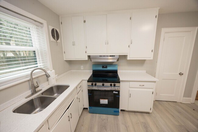 Building Photo - 2058 Woodley Rd