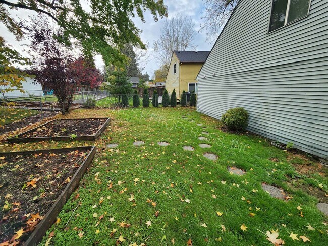 Building Photo - *1/2 OFF 1ST MONTH'S RENT PROMO* 3 Bd that Features Master on the Main with Fenced Yard, 2 Car Ga...